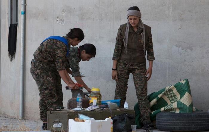 تصاویر دختران پیشمرگ کرد در جدال با داعش
