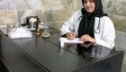 پناهنده زن افغان که در ایران جراح زنان شد + عکس