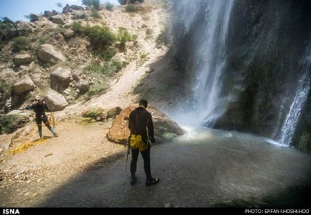 تصاویری از دره نوردی این زن در مازندران