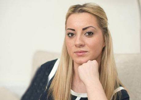 این خانم عجیب فکر می کند خیلی زیبا است +عکس
