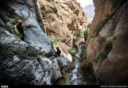 تصاویری از دره نوردی این زن در مازندران