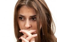 شوخی دختر جوان با زرافه ها دردسر ساز شد + عکس