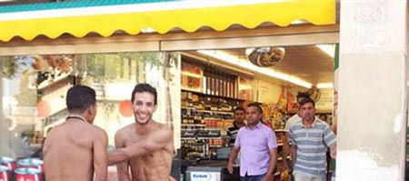 رفتار وقیحانه عیاش های انگلیسی علیه دولت اسپانیا + عکس