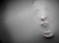مادری که دخترش را به افراد غریبه کرایه می داد