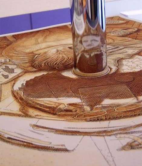 برای دیدن این نقاشی ها به آینه محدب احتیاج دارید