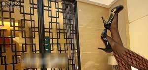 باور میکنید زنی با پاهای خود سالانه 52 میلیون تومان پول جمع نماید!+عکس