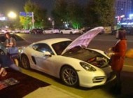 دستفروشی دختر جوانی با پورشه گرانقیمتش +عکس