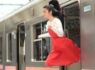 عکس های دیدنی از دختر پرنده در حال پرواز