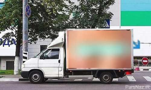 تصادف زنجیره ای به خاطر عکس زننده خانم روی کامیون + عکس