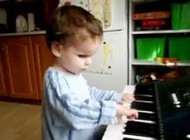 کودکی سه ساله نابینا،نابغه موسیقی +عکس