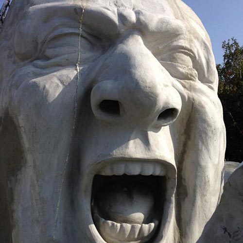 عکس های جالب مجسمه غول‌پیکر ترسناک در شهر بوداپست مجارستان