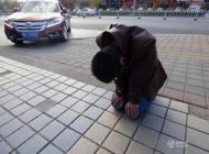 پسر جوانی در برابر نامزد خود رکورد سماجت را شکست! +عکس