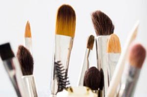 روش های نگهداری و تمیز کردن قلم موهای آرایشی