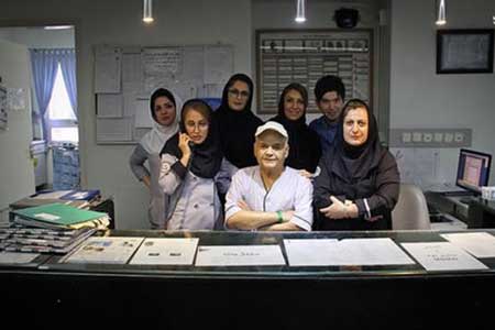 «اکبر عبدی» مردم را در بیمارستان هم می‌خنداند! +عکس