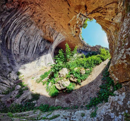 غار باور نکردنی در بلغارستان معروف به چشم خدا +عکس