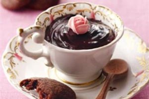 طرز تهیه پودینگ خامه ای شکلاتی