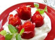 میوه آرایی به کمک توت فرنگی به شکل گل های متفاوت +عکس