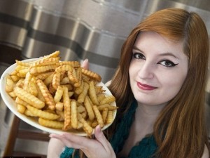رژیم  جالب و عجیب دختر جوانی +عکس