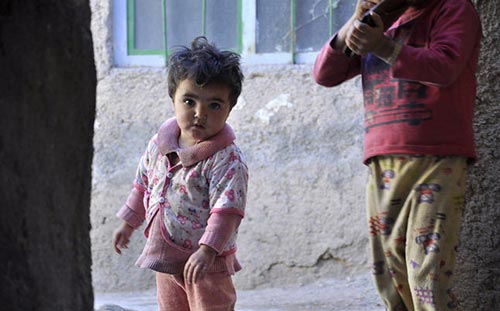 دخترک 2 ساله ای، غرق در اعتیاد و گدایی! +عکس