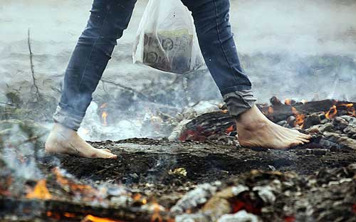 فستیوال راه‌ رفتن بر روی آتش در ژاپن +عکس