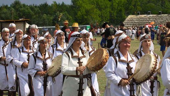 فستیوالی جالب در مجارستان با حضور سوارکاران حرفه ای فستیوالی جالب در مجارستان با حضور سوارکاران حرفه ای