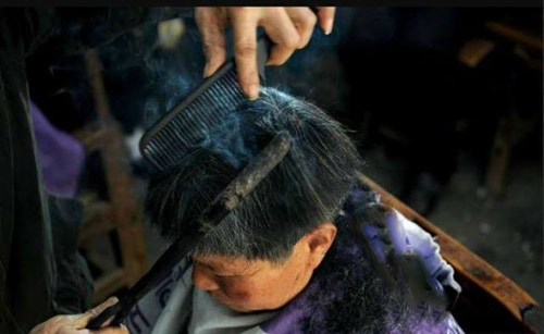 روش عجیب سوزاندن مو به جای قیچی کردن