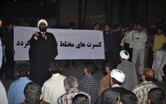 لغو کنسرت با تجمع و برگزاری نماز جماعت