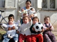 این دختر جوان با 7 فرزندش چگونه زندگی میکند (+عکس)