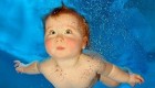 شنای این نوزاد 18 ماهه زیبا در دریا