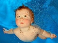 شنای این نوزاد 18 ماهه زیبا در دریا