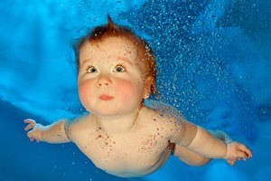 شنای این نوزاد 18 ماهه زیبا در دریا