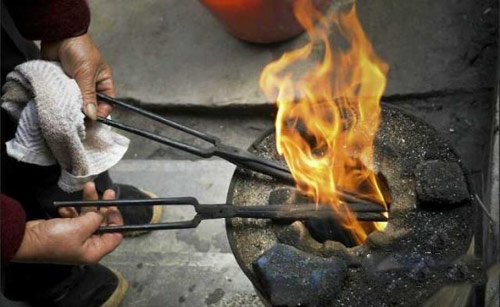 روش عجیب سوزاندن مو به جای قیچی کردن