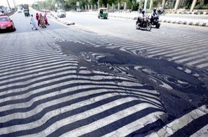 موج شدید گرما در این شهر باعث آب شدن آسفالت خیابان شد