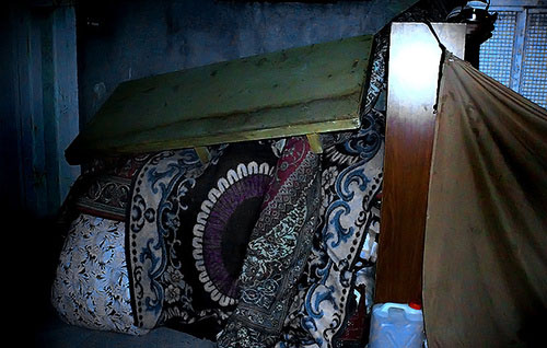 تصاویر غم انگیز از خانواده بی سرپناه مشهدی