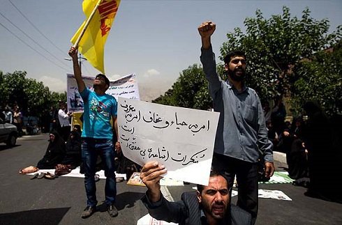 تصاویر حضور بانوان در ورزشگاه‌ها و تجمع اعتراض‌آمیز مردم