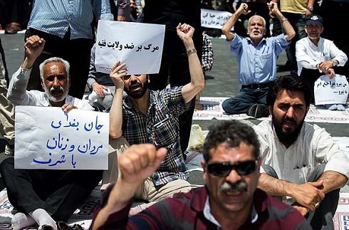 تصاویر حضور بانوان در ورزشگاه‌ها و تجمع اعتراض‌آمیز مردم
