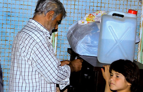 تصاویر غم انگیز از خانواده بی سرپناه مشهدی