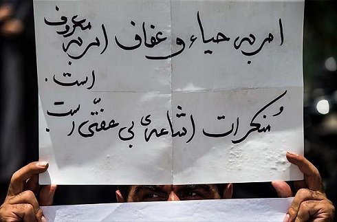 تصاویر حضور بانوان در ورزشگاه‌ها و تجمع اعتراض‌آمیز مردم