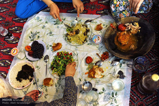 تصاویر جالب از سفره افطار های دانشجویی