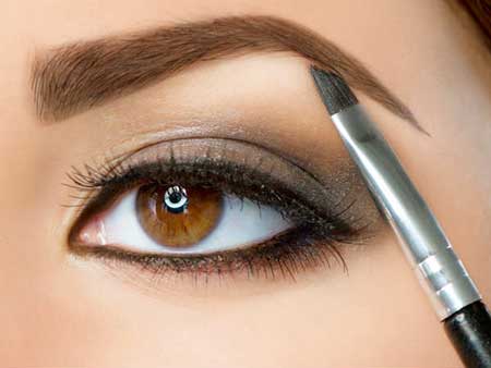 ابروهایتان را به شیوه آرایشگران حرفه ای  رنگ کنید