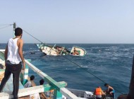 تصاویر وحشتناک از لحظه غرق شدن لنج تجاری در بندر سیریک
