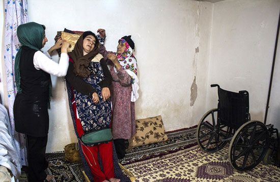 زندگی بسیار سخت ننه شهربانو و دختر معلولش