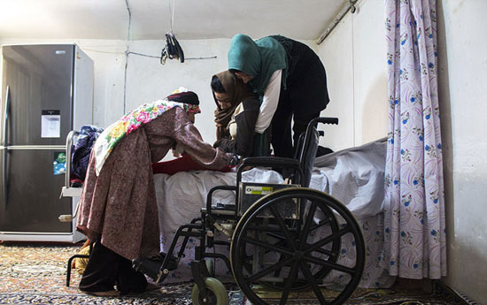 زندگی بسیار سخت ننه شهربانو و دختر معلولش