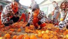 تصاویر جالب از جشن جنگ پرتقال در ایتالیا