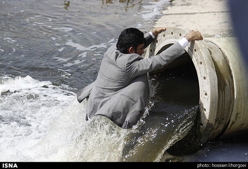 حرکت جنجالی عضو شورای شهر بندرعباس در اعتراض به سرازیر شدن پس آب فاضلاب