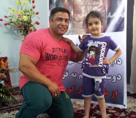 بازیگر پیشکسوت سینما داریوش ارجمند دختر مرحوم عباسپور را به مدرسه برد