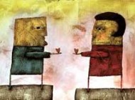 خبرنگار مرد نیکوکار در حال کمک به زن باردار