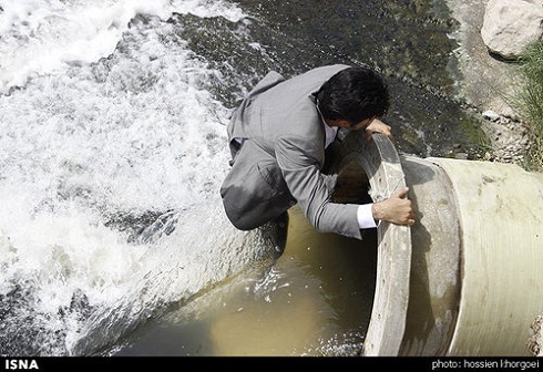 حرکت جنجالی عضو شورای شهر بندرعباس در اعتراض به سرازیر شدن پس آب فاضلاب