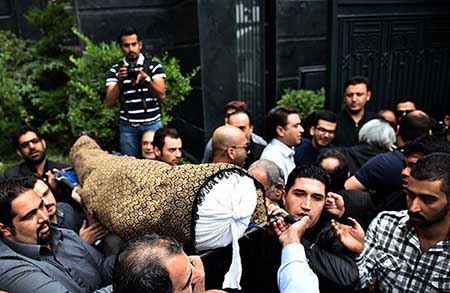 تصاویر غم انگیز تشییع پیکر علی طباطبایی بازیگر جوان سینما و تلویزیون