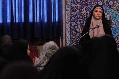 سخنرانی مرجانه گلچین بالای منبر + تصاویر
